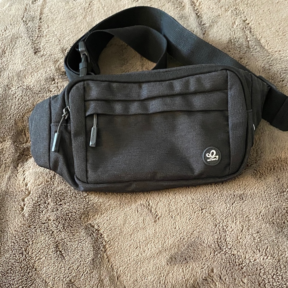Waterfly Black Fanny Pack🎄